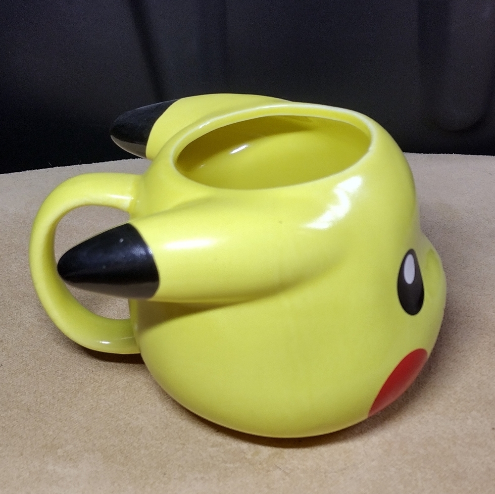 Large Pikachu Mug - Picture 2 of 6